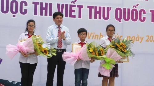 Awards ceremony for the 45th UPU letter-writing contest - ảnh 1